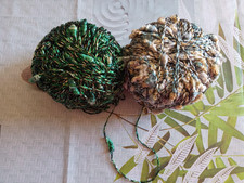 2 petites Pelotes Fantaisies de couleur différente (45g chacune environ)