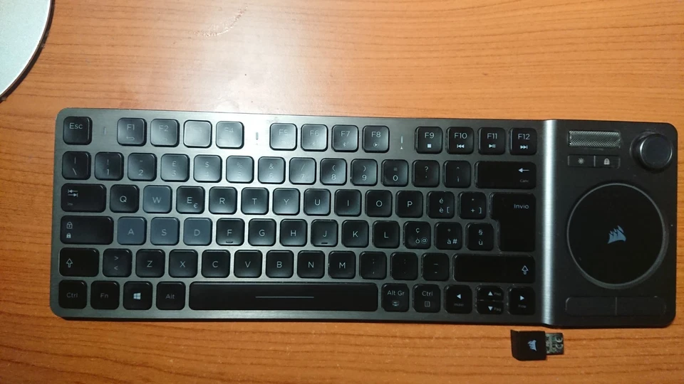 Corsair K83 Keyboard slim qwerty ITaliana Bluetooth e Wireless