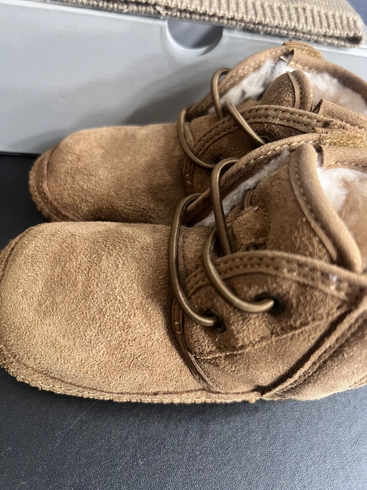 UGG Baby Neumel Talla 04/05 a 12 - 18 Meses con Gorro Usado $50 Dlls USADO Foto 2 de 4