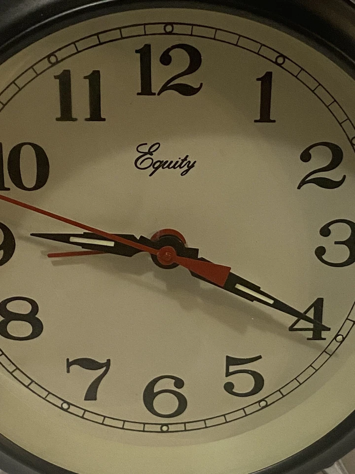 Reloj despertador analógico 13014 Equity by La Crosse alimentado por batería fuerte doble campana Foto 4 de 4