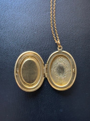 Cameo Tortoise Portrait Locket Pendant Oval Gold Tone Photo Locket Necklace 20'' - Picture 3 of 8