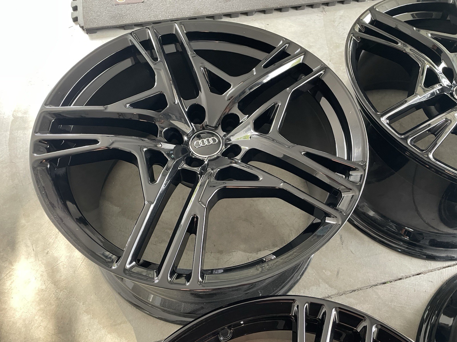 20” Audi R8 Gen 2 OEM Wheels Black Freshly Powder Coated Black Very Clean Rims