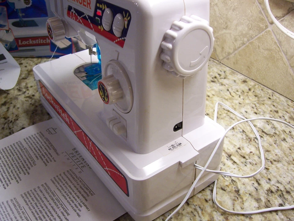 Máquina de coser vintage Singer Lockstitch para niños con caja e instrucciones - Exce Foto 4 de 4