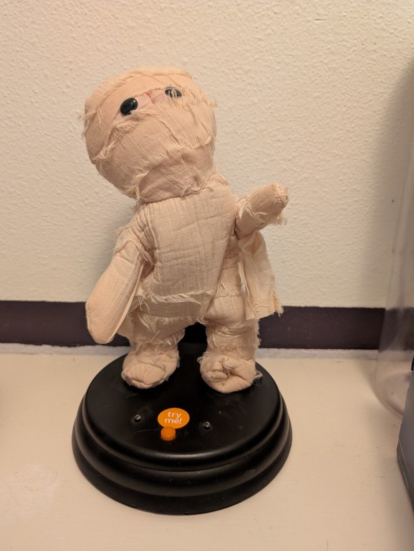 Gemmy "Grooving Ghoulie" Animated Mummy Dancing Singing LED light "Thriller" 10"