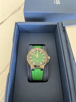 Oris Aquis Calibre 400-2 Green 18K Gold Bezel 41.5mm Warranty 12.2035
