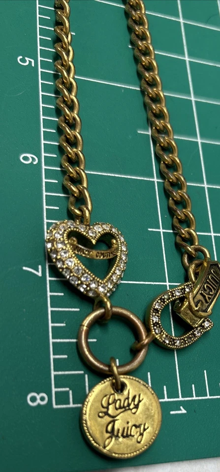 Colar Gargantilha Juicy Couture Lady Juicy Tom Dourado Strass Sorte Gota 7,25” - Imagem 3 de 4