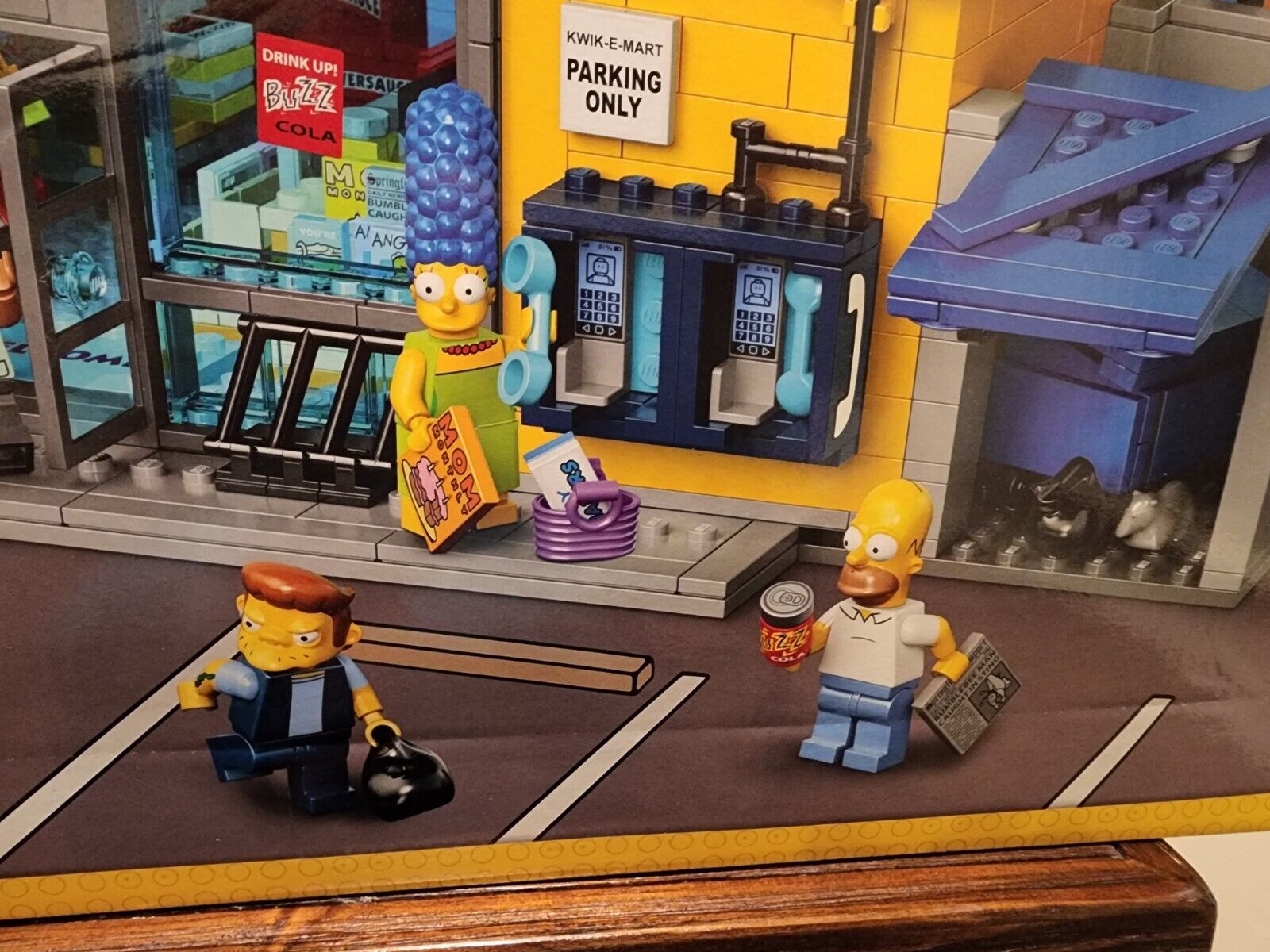 A closer look at Lego's 'Simpsons' Kwik-E-Mart set (pictures) - CNET