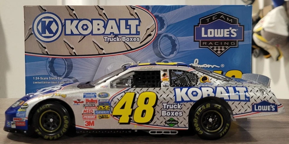 2005 Action Jimmie Johnson #48 Lowes caixas de caminhão de cobalto 1:24 fundido 1 de 1.848 - Imagem 2 de 4