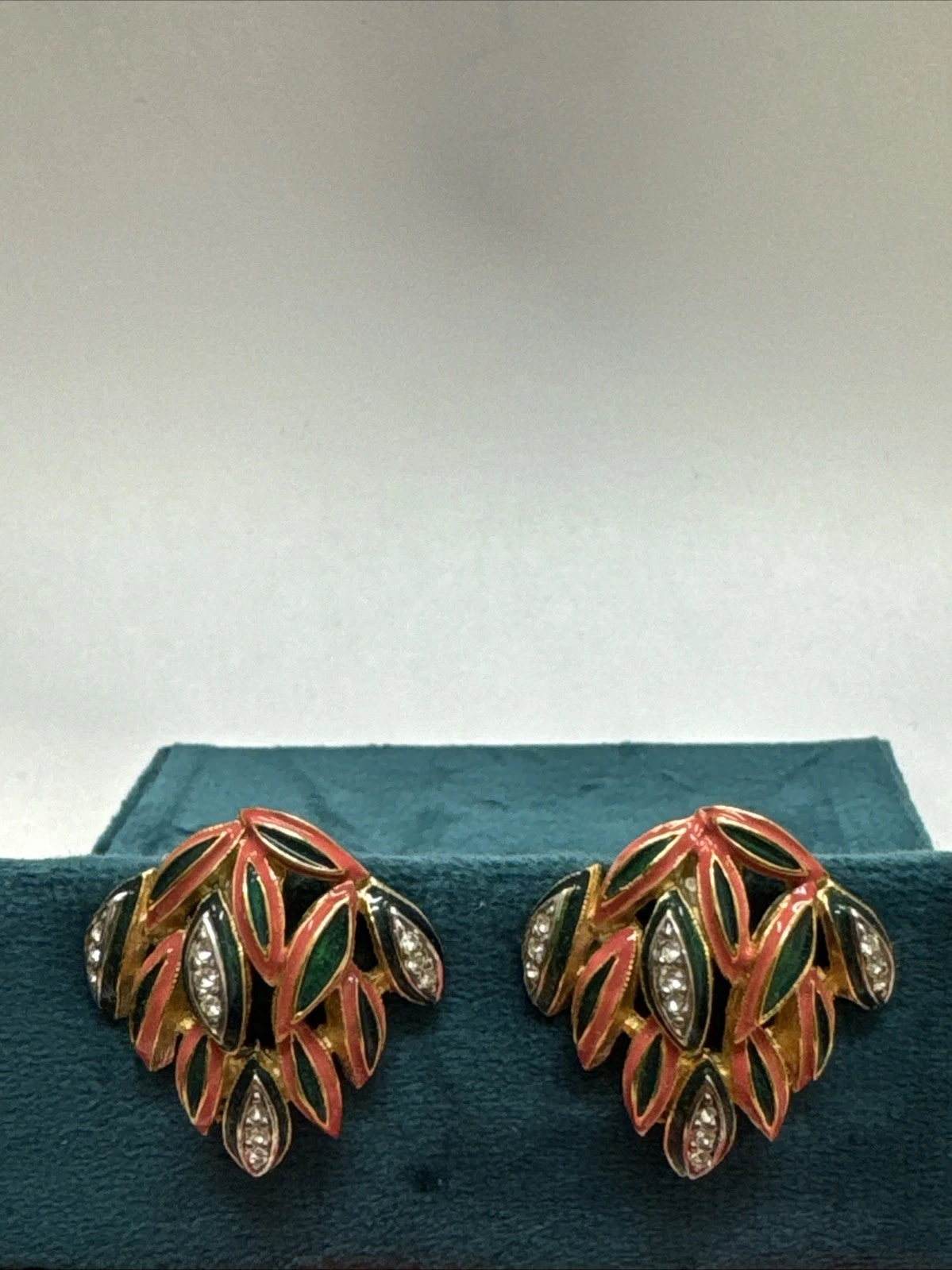 Boucle d’oreille dorée abstraite vintage avec strass