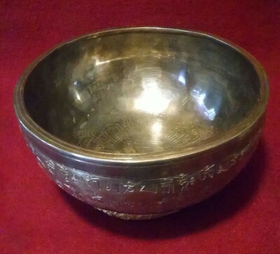 Gehämmerte Klangschale Carved Hand beaten Singing Bowl Om Mani Padme Hum