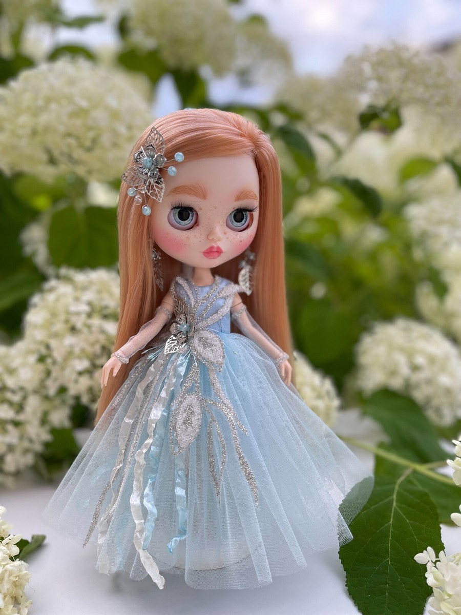 For the Blythe doll, a set of handmade clothes (height