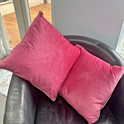 Laura Ashley 'Nigella' Cranberry Samt pralle mit Federn gefüllte Kissen X 2