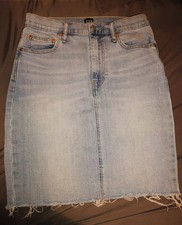 GAP Denim Skirt Size 28 Knee Length Light Wash Raw Hem Five Pocket Casual Preppy