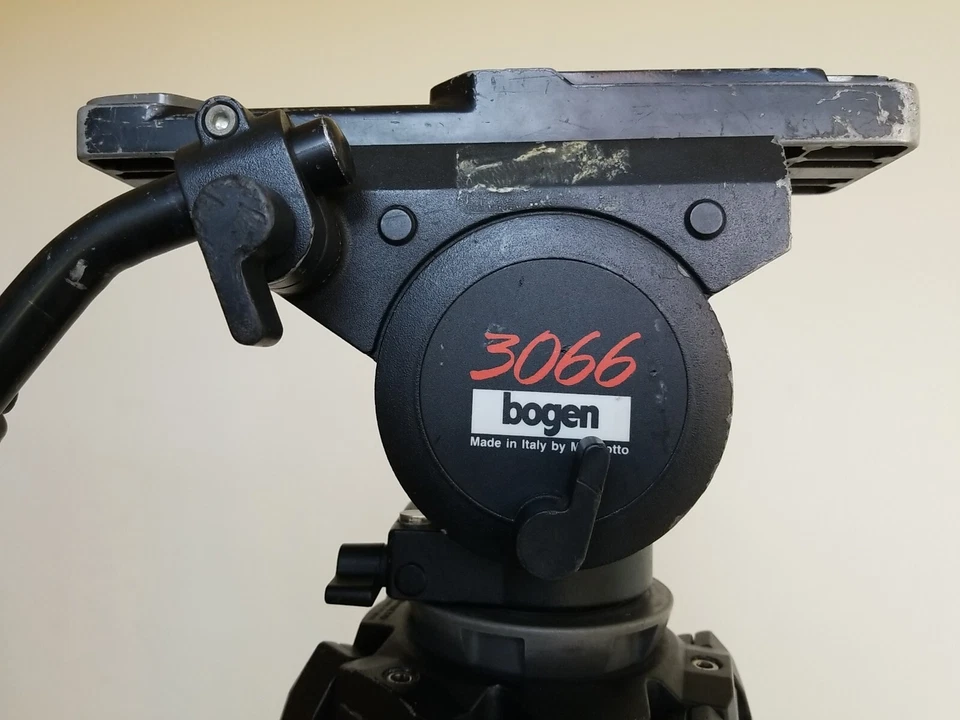 Bogen 3066 Tripod Head/Panasonic SHAN-TM700 Quick-Release Plate & 3193 Legs - Image 2 of 4
