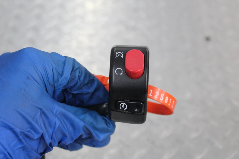 2001 TRIUMPH SPEED ТРОЙНОЙ ПРАВЫЙ ЗАЖИМ НА РУЧКЕ ВЫКЛЮЧАТЕЛЬ ЗАПУСКА ПЕРЕКЛЮЧАТЕЛИ - Изображение 2 из 4