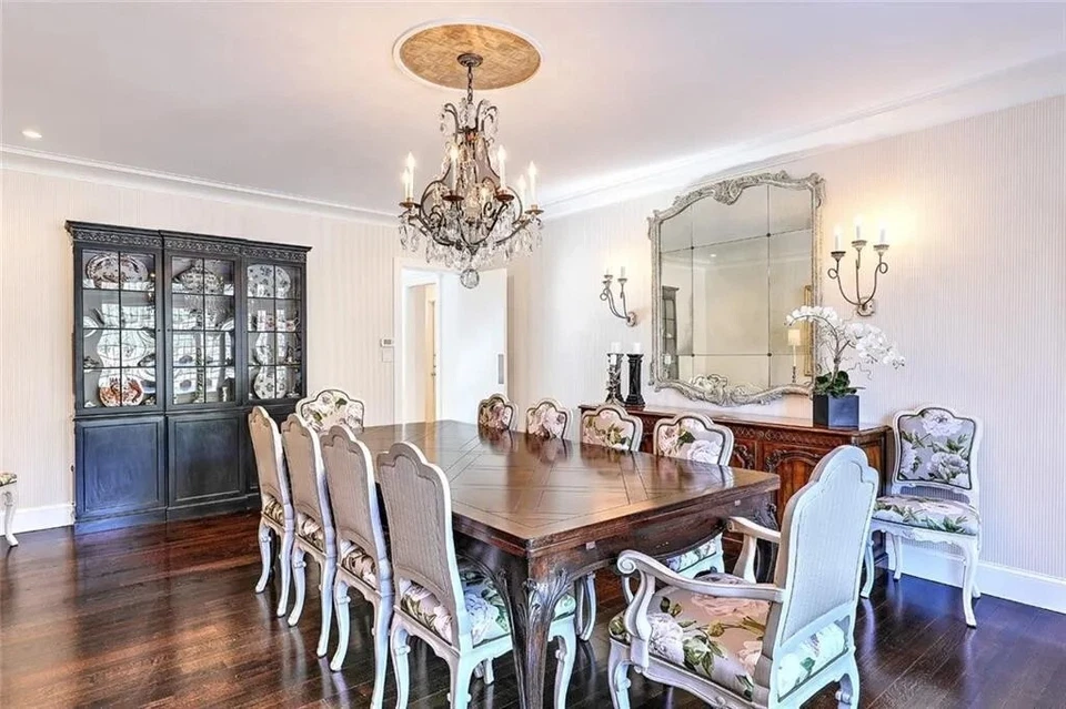 Mesa de comedor grande de madera de parquet provincial francesa Luis XV de 96" de largo con 2 hojas Foto 2 de 4