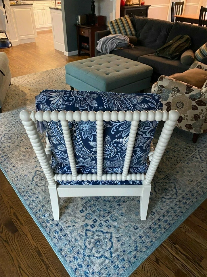 Dos muebles Klaussner azul y blanco sillones nuevos $650 en Wayfair Foto 2 de 3