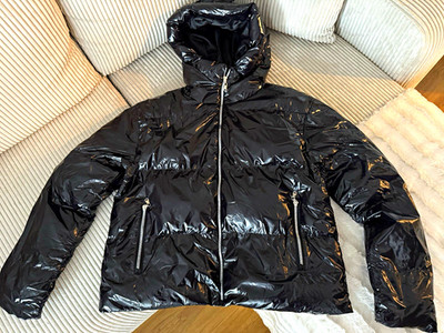 Herren Daunenjacke kurz schwarz Lackoptik, Kapuze, Reißverschluss, Polyester S