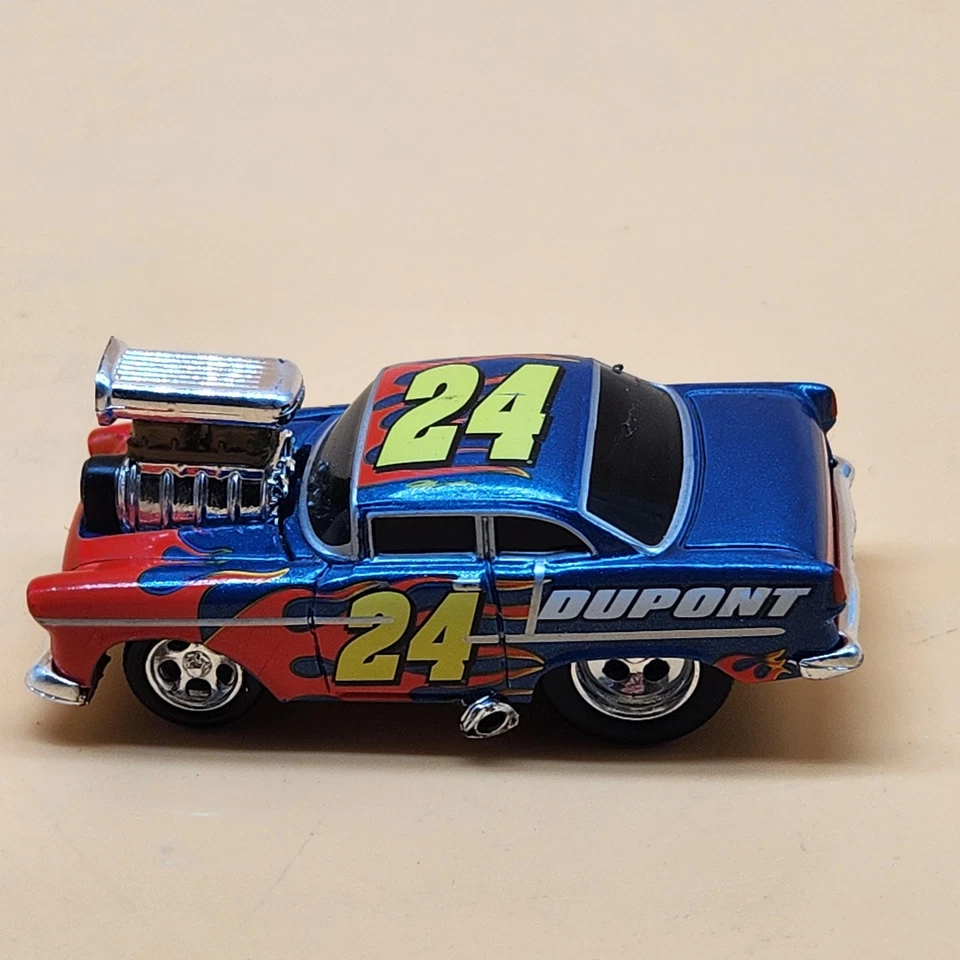 Veículo Hot Wheels 55 Chevy Bel Air Gasser Dupont 24 chamas motor soprado fundido - Imagem 3 de 4