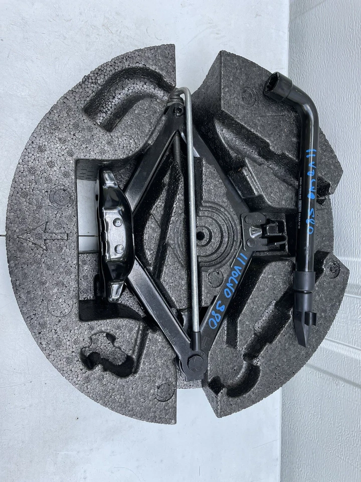 07 08 09 10 11 12 13 14 15 16 VOLVO S80 JACK ASSEMBLY WITH TOOLS AND TRAY OEM. Foto 2 de 4