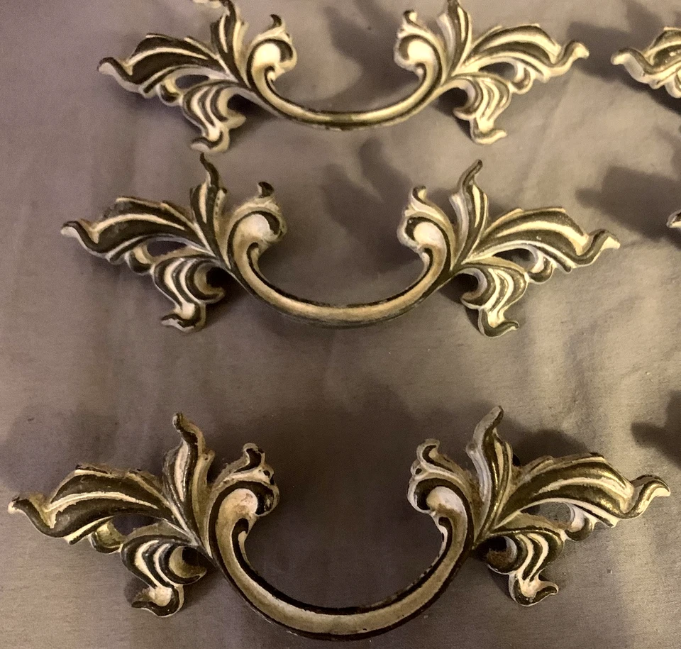 Gran juego de 8 tiradores de cajón de metal vintage de diseño provincial francés de 5 3/4" Foto 2 de 3