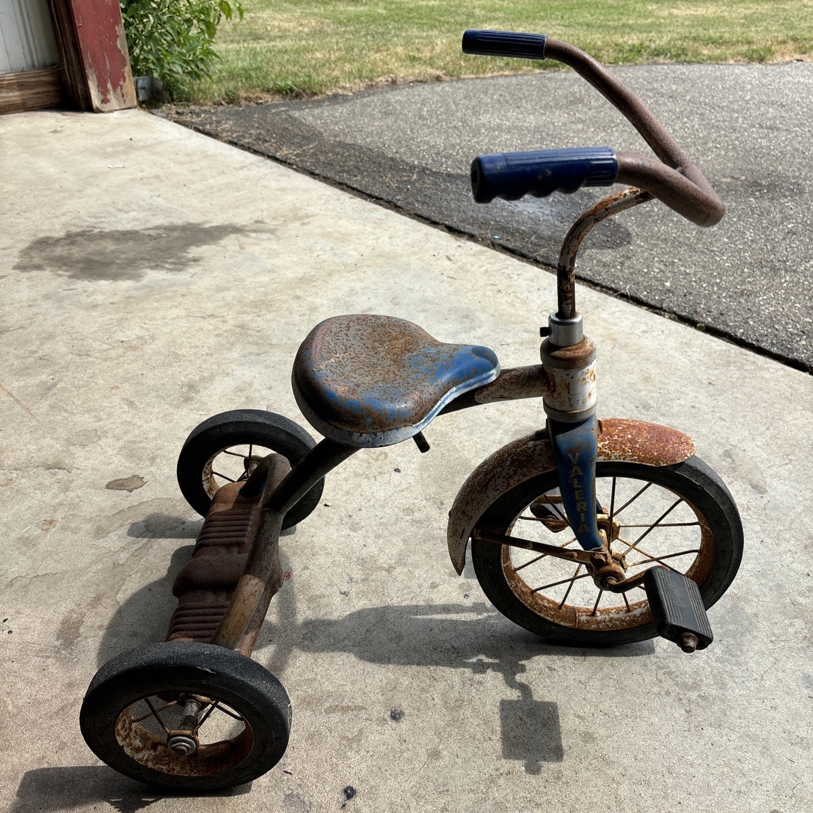 (Used) Antique Vintage Tricycle (65.00 USD) (Used) Antique Vintage Tricycle (65.00 USD)