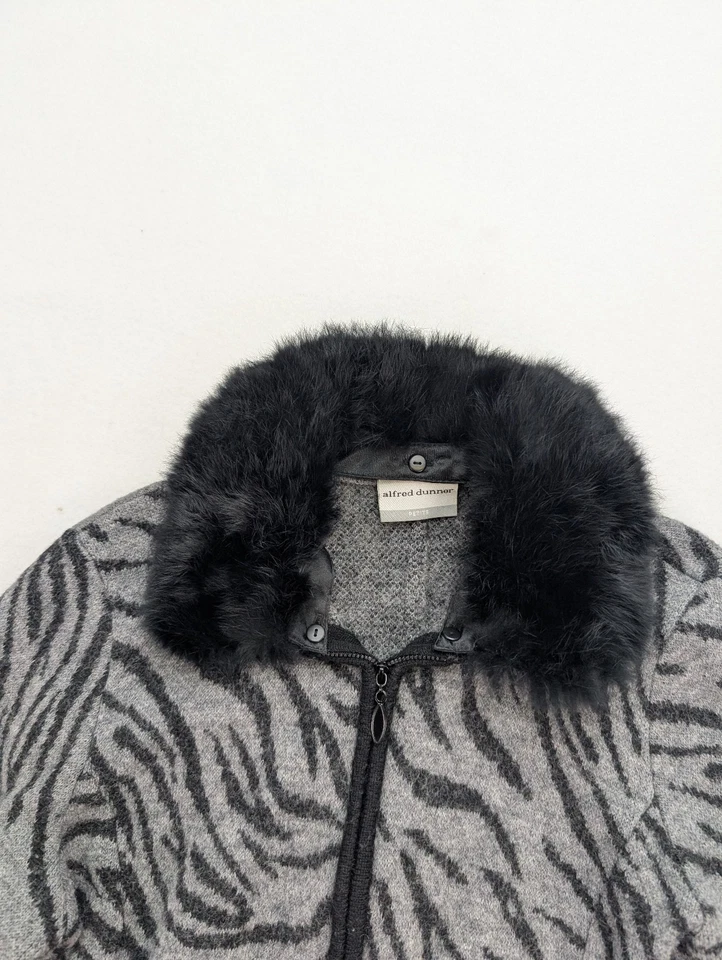 Suéter para mujer Alfred Dunner talla PL gris animal cremallera completa cárdigan cuello de piel Foto 3 de 4