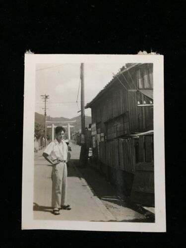 #3669 Japanese Vintage Photo 1940s / man cityscape roof tile house - Picture 1 of 4