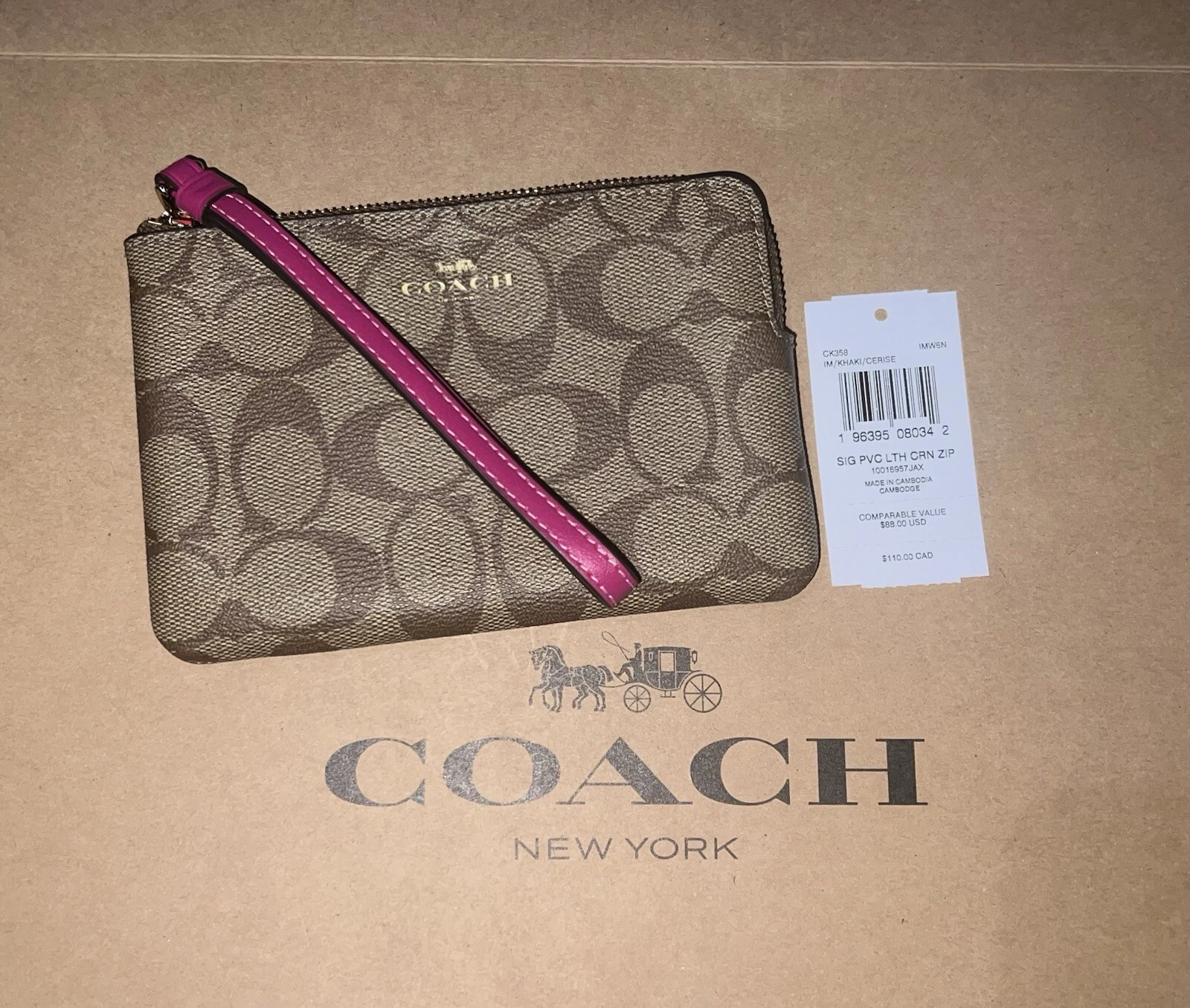 Portafoglio da polso Coach nuovo con etichette con zip angolare in tela firmato kaki cerise CK358