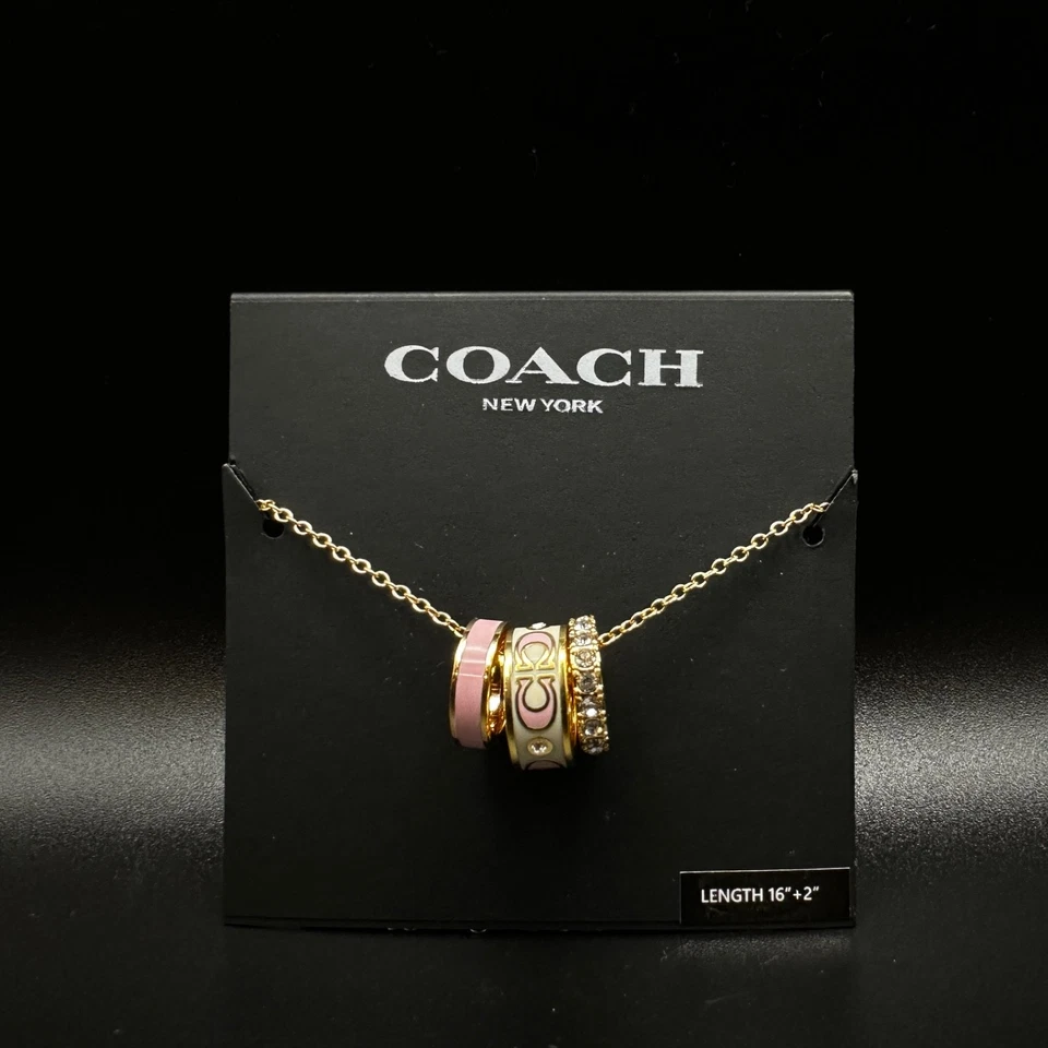 Ожерелье с подвеской в виде золотого кольца с розовой эмалью с монограммой Coach | подарочное, новое | упаковка - Изображение 2 из 3