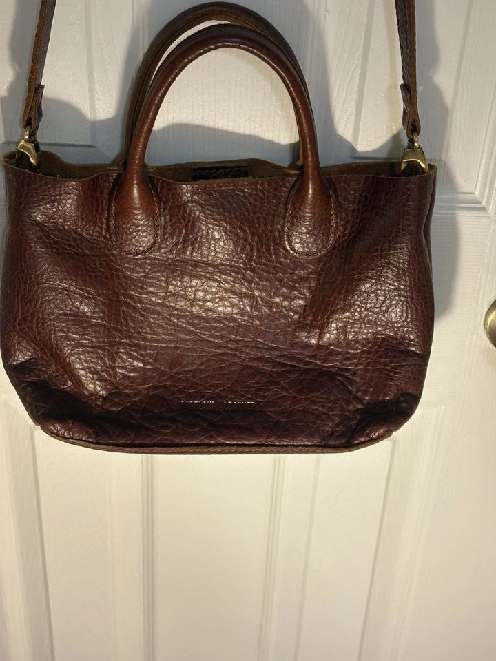 Cartera bandolera pequeña de cuero Portland marrón Foto 3 de 4