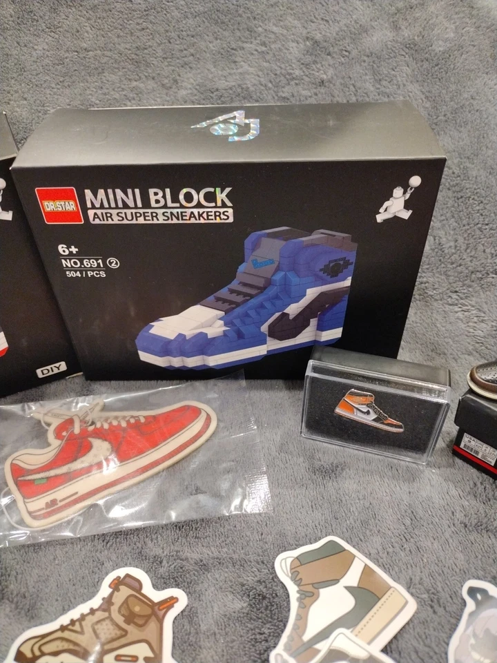 迷你 Air Jordan 运动鞋收藏品套装 - 多件物品!!! — 第 4/4 张图片