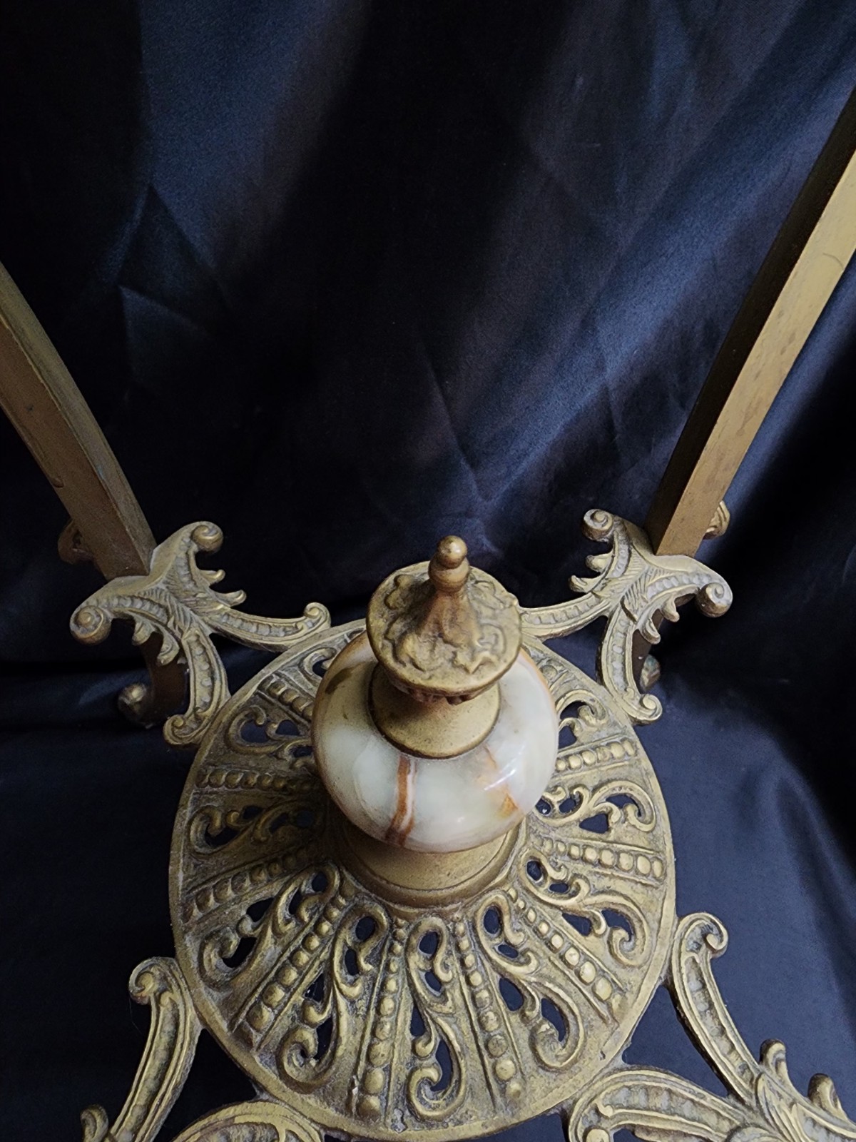 30" VICTORIAN SOLID BRASS AND ONYX PLANT STAND c1890 Green African Jade 