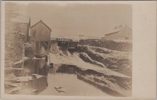 Tarjeta postal RPPC Winter Mill and Dam with Reflections on River Ice años 1910