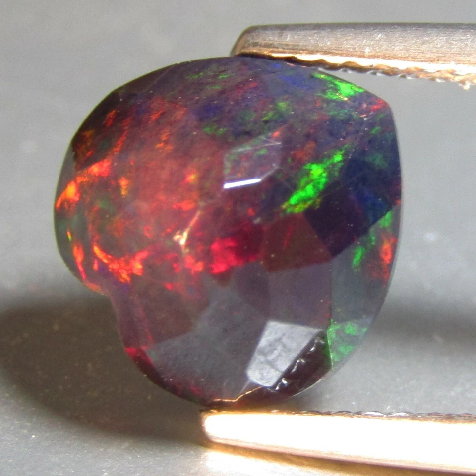 Натуральный черный опал 2,29 карата 10 мм драгоценный камень сердечной огранки из Эфиопии Ref-VDO  - Изображение 2 из 4