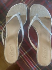 BADGLEY MISCKA  SILVER LEATHER BLOCK HEEL THONG SANDAL 7.5 RETAiL$85