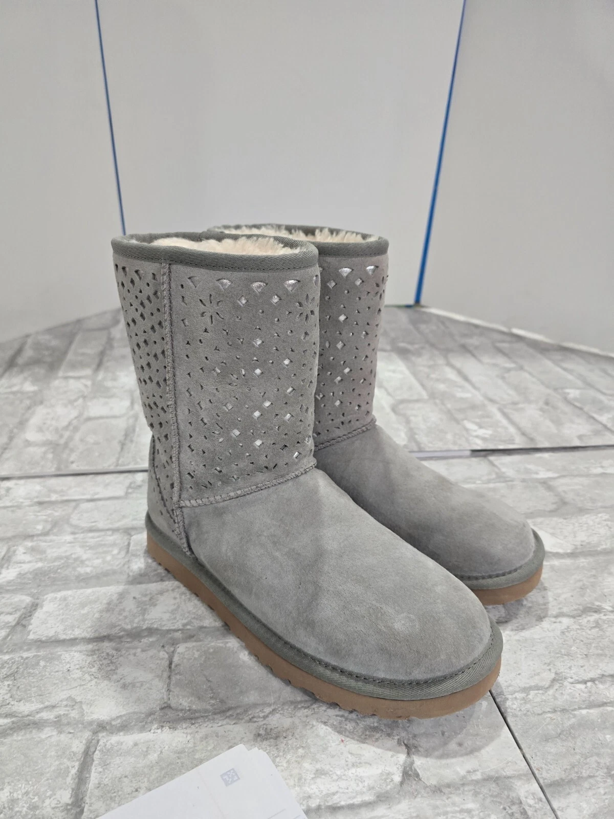 Stivali UGG grigio chiaro classici corti Flora Perf lana di pecora donna taglia 8 EU 39