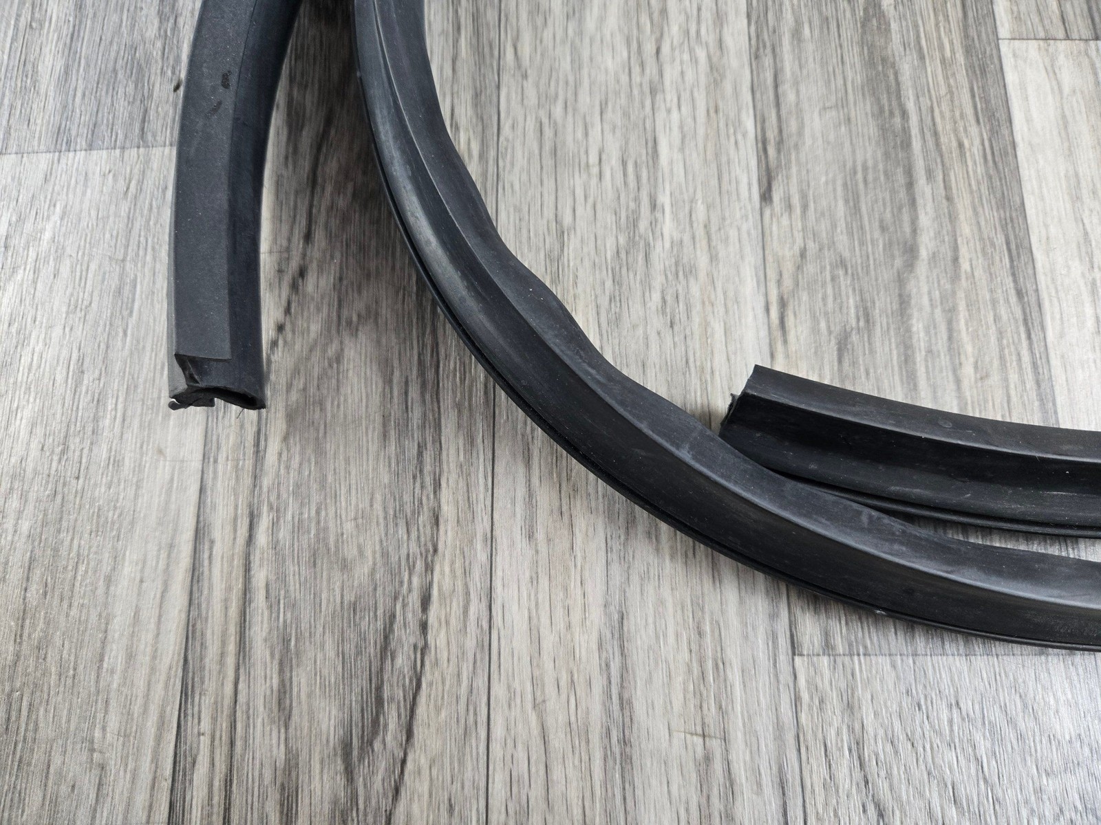 Bentley / Rolls Royce Seal Waterstrip Rubber PW86486