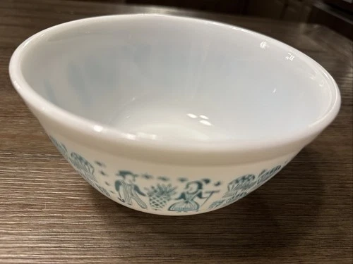 Vintage Pyrex 1.5 Quart Amish Butterprint Mixing Bowl #402 Turquoise/White USA
