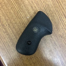 Pachmayr Compact Grip for Ruger SP101 Black Rubber.  03183