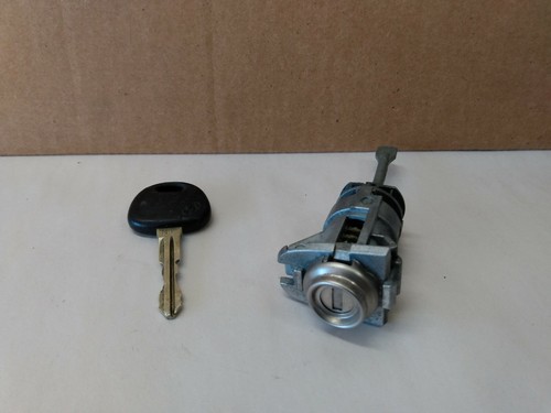 2006-2007 Hyundai Sonata LH Driver Door Lock Cylinder Assembly with Key 06 07