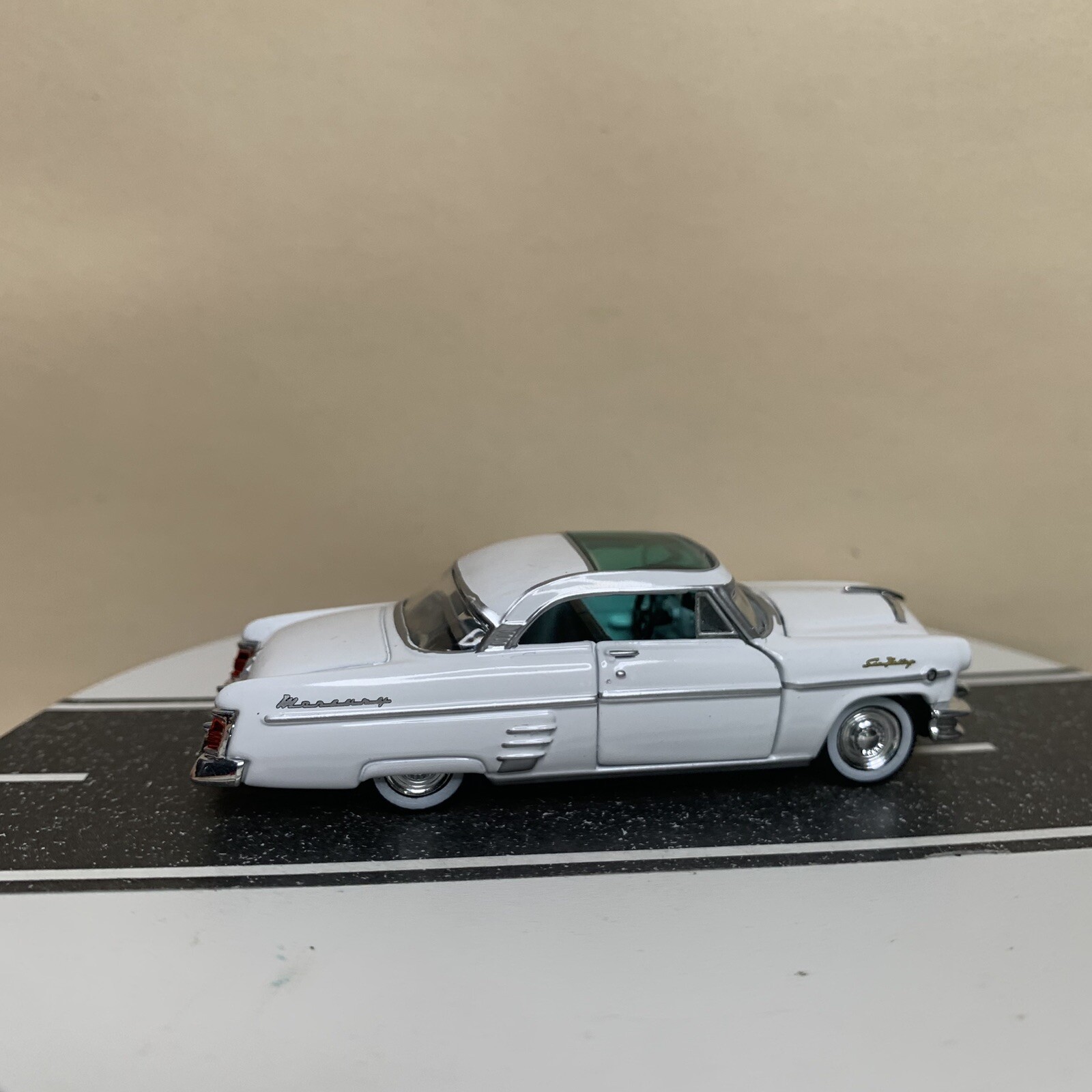 M2 Machines Auto-Thentics 1954 Mercury Sun Valley 2-Door Hardtop White 1:64 NM
