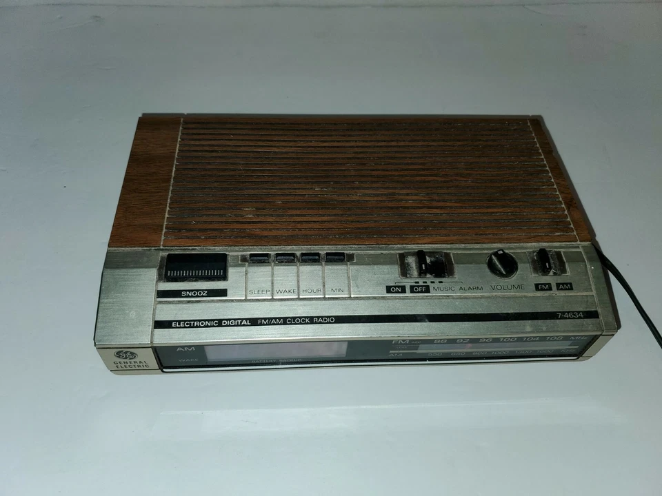 Vintage General Electric GE Digital Alarm Clock Radio Snooze Model 7-4634B AM/FM - Image 2 of 2