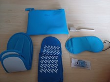 NEU blau Kosmetik Reisepaket Augenmaske Ohropax Zahnpasta B&uuml;rste Schuhe Socken