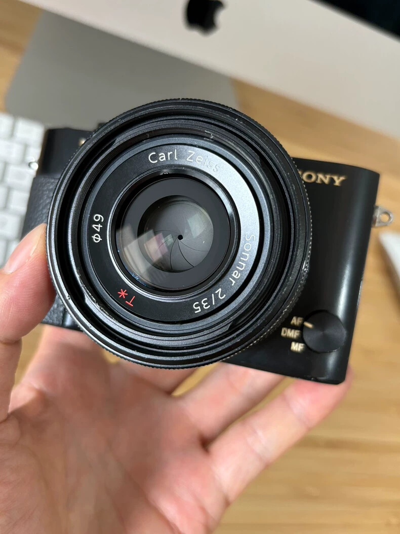 Sony RX1R 24MP Exmor CMOS Sensor 35mm Full Frame Compact