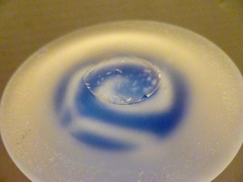 Antico VETRO ARTISTICO NAILSEA piuma tirata CRUET satinato BLU VORTICE Inghilterra UK - Foto 12 di 12