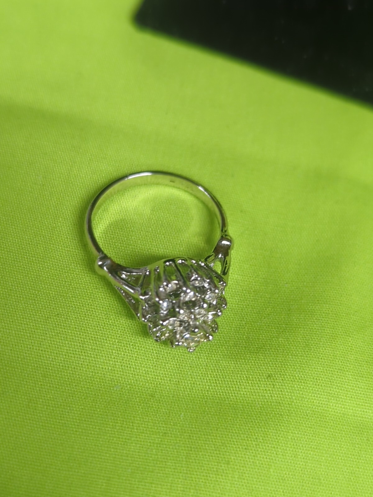 Size 7 Silver Toned Ring With Multiple Clear Ston… - image 4