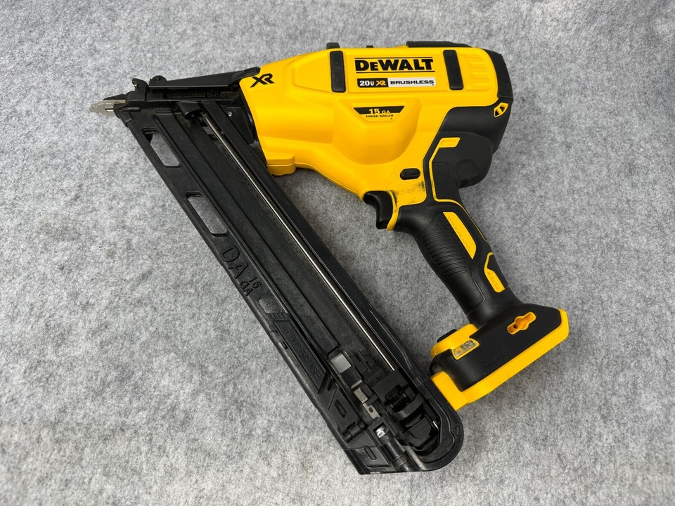 DEWALT (DCN650) 20V MAX XR 15GA CORDLESS ANGLED FINISH NAILER [TOOL