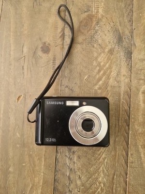 Samsung ES17 Digital Camera 12.2 MP Black Compact Snap Camera For Repair/Parts