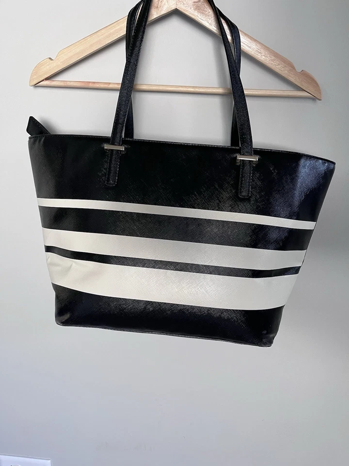 Bolso de hombro Kate Spade New York. Blanco y negro, cierre de cremallera. Foto 2 de 4